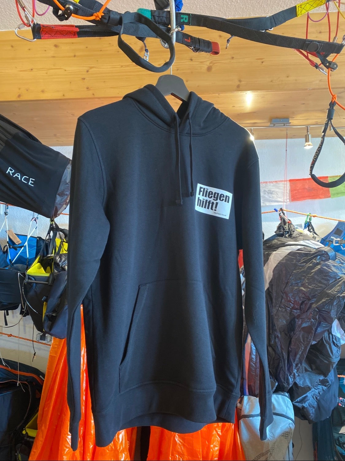 PLANET PARA "Fliegen hilft!" Hoodie Schwarz mit weißem Print